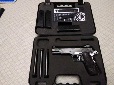   Se vende pistola TAURUS PT 1911  Calibre 45 ACP Cromada Negra con sus partes moviles en Cromo Blanco 01