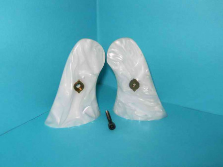Hola a todos:
Se venden varias cachas para armas de avancarga ( Revólveres y Derringers).
El material 11