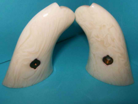 Hola a todos:
Se venden varias cachas para armas de avancarga ( Revólveres y Derringers).
El material 20