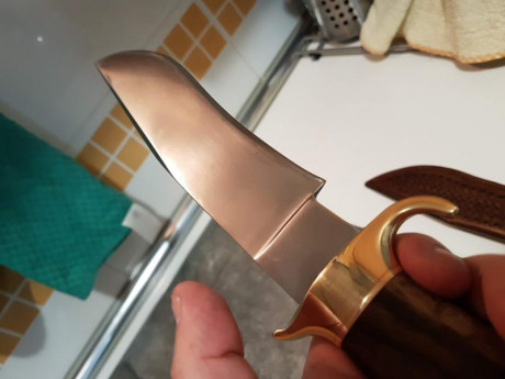 Me están terminando un cuchillo de remate que he encargado. Es un bowie personalizado, ¿que os parece?.
Un 90