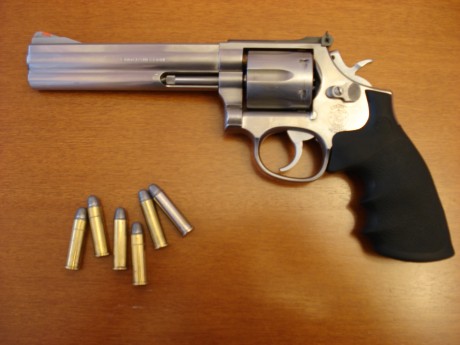 Hola amigos. Tengo una duda.

 En el revolverS&W 686, encima de la palanca para abrir el tambor, en 01