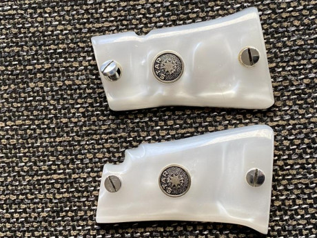 VENDIDAS . cachas de nacar para pistola Star HK , 22 LR con sus tornillos cromados.
Precio 40 euros puestas 00