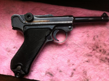 Buenas. 
Pongo a la venta esta Luger P08 bfy 42 fabricada por Mauser, conocida como Black Widow. 
Comprada 02