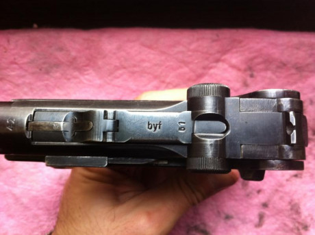 Buenas. 
Pongo a la venta esta Luger P08 bfy 42 fabricada por Mauser, conocida como Black Widow. 
Comprada 01
