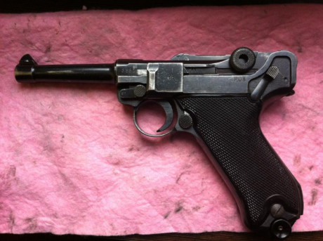 Buenas. 
Pongo a la venta esta Luger P08 bfy 42 fabricada por Mauser, conocida como Black Widow. 
Comprada 00