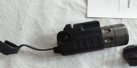 Se vende linterna para Beretta 92 FS con soporte e interruptor de empuñadura ,es de una muestra que jamas 00