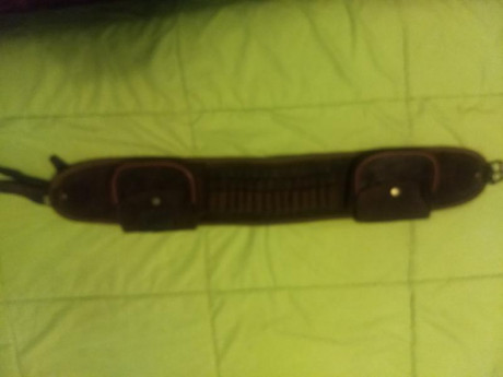 Vendo canana portabalas para 14 balas, con dos bolsillos de serraje. 25+ portes. 02