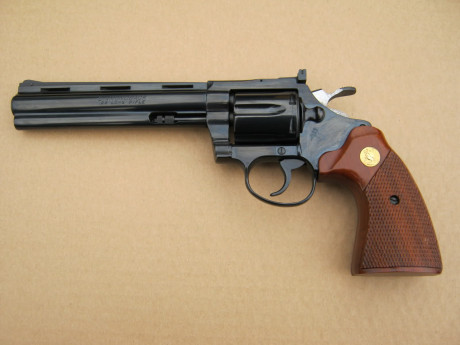 Se vende revolver Colt Diamondback, calibre 22. de doble acción , tambor basculante para 6 cartuchos y 00