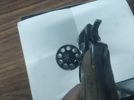 Vendido revolver Astra de 2 pulgadas de cañón. Calibre 22lr. Guisado en A.
 con funda de cuero.
Está en 01