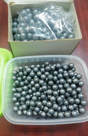 VENDO bolas de plomo para armas de avancarga
Cal.:.350, 317 unidades
Cal.:.437, 167    "
Cal.: 445, 00