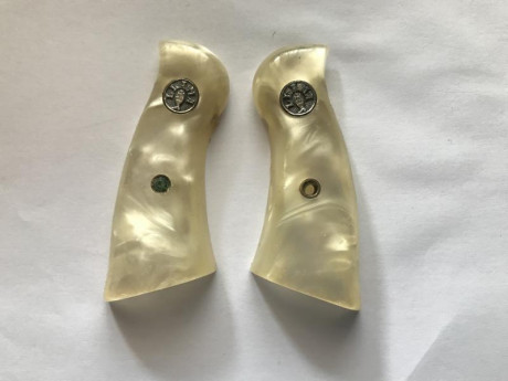 Cachas de nacarina para tu revólver Llama.
40 con anagrama “Llama”
30 sin anagrama. 01