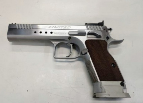Hola a todos, me gustaría saber si esta tanfoglio es la limited o la limited custom. Me podrían decir 02