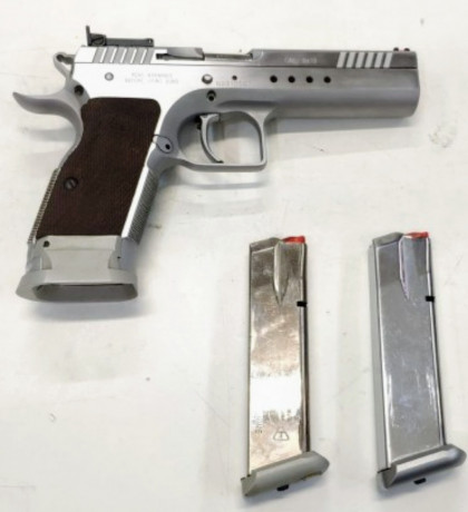 Hola a todos, me gustaría saber si esta tanfoglio es la limited o la limited custom. Me podrían decir 00