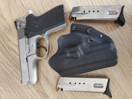 Buenas,vendo mi Smith & Wesson 6906  9mm,en perfecto estado.
Con funda de paisano nueva,dos cargadores.
Vendo 00