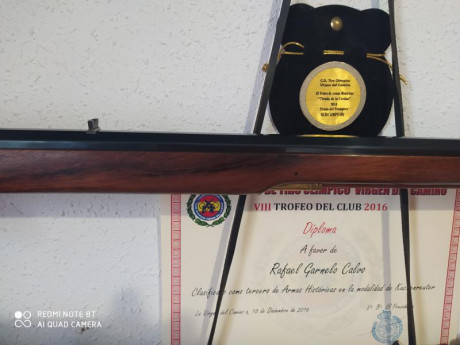 Vendo rifle de chispa o cambio por revolver remington del 36. Para venta 500€ portes incluidos. El rifle 00