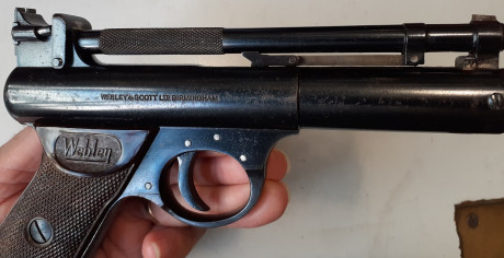 Buenos días.
Vendo pistola Webley Scott , calibre 4,5 cañón estriado, funciona perfectamente, es de los 11