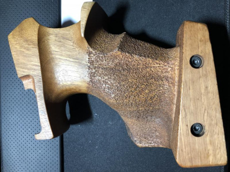Buenos días.

Vendo una empuñadura de tiro Morini para la pistola Pardini, tanto del 32 como del 22. 
El 02