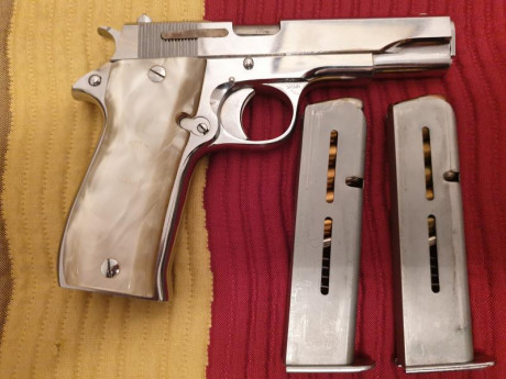 Casi 50 años, llevará ya en casa, marca STAR, modelo SS, calibre 9 mm corto o 380.
La adquirió mi padre 00