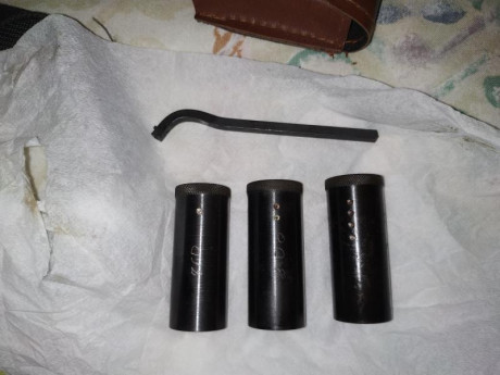 Hola. Alguien sabría reconocer a que escopeta pertenecen estos choques? Gracias y saludos. 01