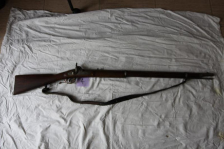 Descripción : 
 
2 fusiles ingleses con mecanismo de pedernal Brown bess
1 fusil inglés Baker de pistón
1 02