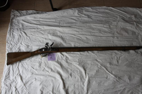 Descripción : 
 
2 fusiles ingleses con mecanismo de pedernal Brown bess
1 fusil inglés Baker de pistón
1 01