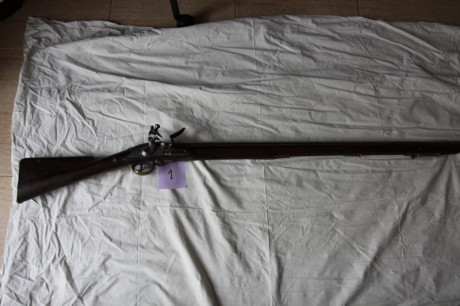 Descripción : 
 
2 fusiles ingleses con mecanismo de pedernal Brown bess
1 fusil inglés Baker de pistón
1 00