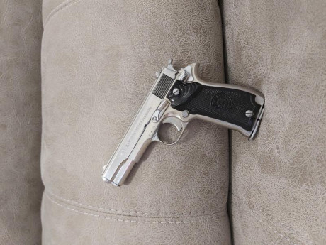 Casi 50 años, llevará ya en casa, marca STAR, modelo SS, calibre 9 mm corto o 380.
La adquirió mi padre 10