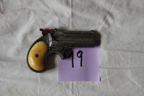 Se vende:

1 revolver retrocarga de 6 tiros.
1 revolver avancarga de 6 tiros
1 pistola tipo Derringer.

Todo 02