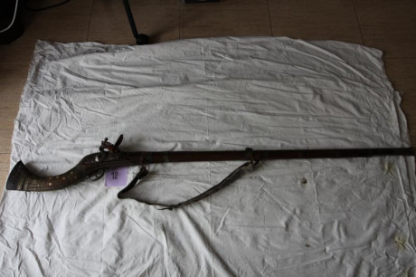 Fusil asiático. Llave de chispa, probablemente fabricada en una zona tribal del Norte de Pakistán, cañón 00
