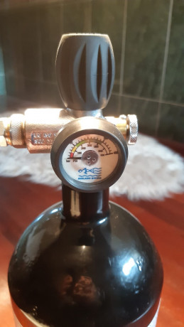 Vendo esta botella de 4 litros de capacidad a 300 bares con su estación de carga.
Fabricada en marzo 2018.
Su 01