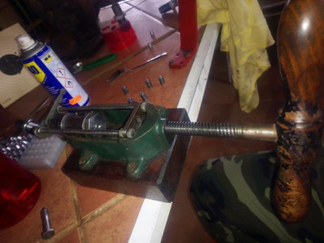 Hola, os enseño esta maquina artesanal que hizo un armero de mi pueblo fanatico del tiro y la recarga. 01