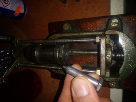 Hola, os enseño esta maquina artesanal que hizo un armero de mi pueblo fanatico del tiro y la recarga. 00