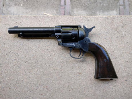 Buenas, 
Vendo revolver Colt SAA de CO2 de la marca Umarex. Va con balines redondos BB 4,5mm. No tiene 02
