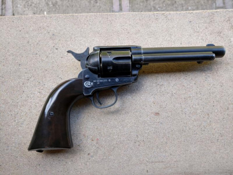 Buenas, 
Vendo revolver Colt SAA de CO2 de la marca Umarex. Va con balines redondos BB 4,5mm. No tiene 01