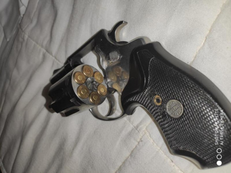 Vendo revólver del 38 spl, 2 pulgadas de cañón, 6 cartuchos, cromada y cachas negras. Munición real no 01