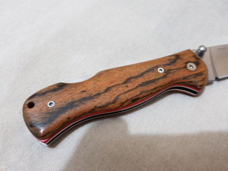 Hola compañeros,

Pongo a la venta esta navaja Nieto Centauro sin usar, mago de bocote pulido, diseñada 11