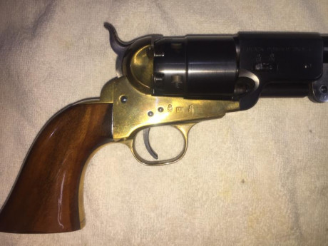 Se vende  revolver de avancarga UBERTI replica Confederation Army modelo 1862 calibre 44.  
Se trata del 00