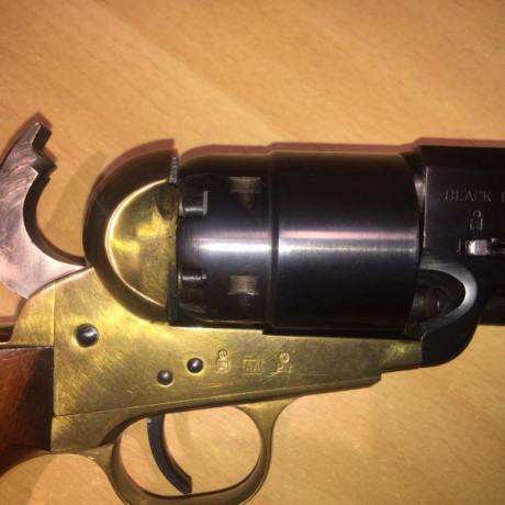 Se vende  revolver de avancarga UBERTI replica Confederation Army modelo 1862 calibre 44.  
Se trata del 22