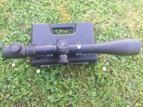 Vendo visor zos con monturas monobloque 
35€ envío incluido 
El  paralaje solo funciona perfectamente 02