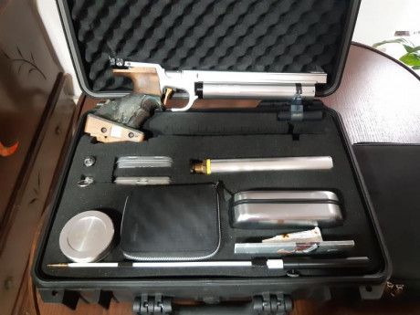 Vendo Pistola aire Steyr LP10 electronica, con dis botellas y accesorios en maletín estanco y Scatt USB 01