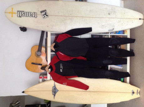 Vendo dos tablas de surf y dos trajes de neopreno, en buen estado, precio del conjunto 400€, también cambiaría 00