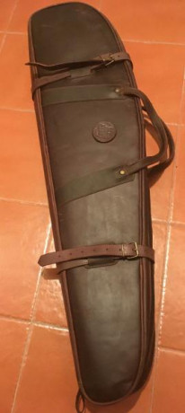 Se vende funda de piel para llevar dos armas, escopetas, rifle con visor etc. Solamente una cremallera 02
