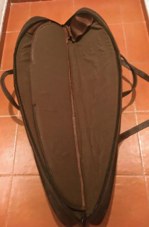 Se vende funda de piel para llevar dos armas, escopetas, rifle con visor etc. Solamente una cremallera 01