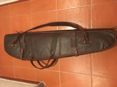 Se vende funda de piel para llevar dos armas, escopetas, rifle con visor etc. Solamente una cremallera 00