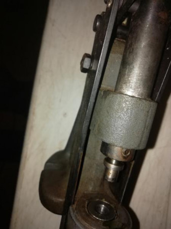 Pues eso vendo el recalibrador engrasador lyman 450,  todo funciona perfectamente, no se si faltan alguna 01