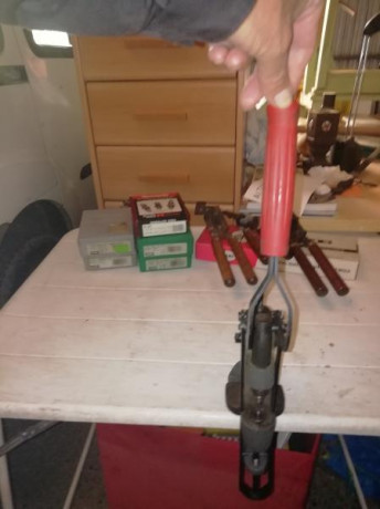 Pues eso vendo el recalibrador engrasador lyman 450,  todo funciona perfectamente, no se si faltan alguna 00