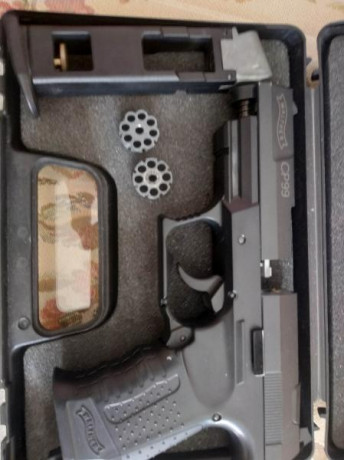 Vendo esta pistola de la magnífica marca UMAREX, es del 4,5 CO2 y está en perfecto estado.
Lleva dos "cargadores" 02