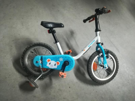 Pongo en venta o cambio por tripode tipo Primos una bici de niño de 14" con sus ruedines y cesta. 00