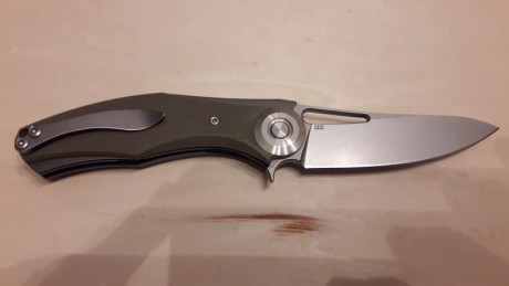 Navaja con hoja de acero d2 y apertura flipper y cachas g10 muy robusta.esta en Valencia .35€ envio incluido. 01