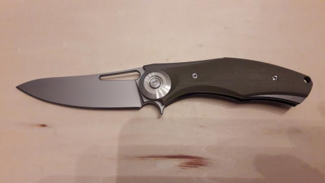Navaja con hoja de acero d2 y apertura flipper y cachas g10 muy robusta.esta en Valencia .35€ envio incluido. 00